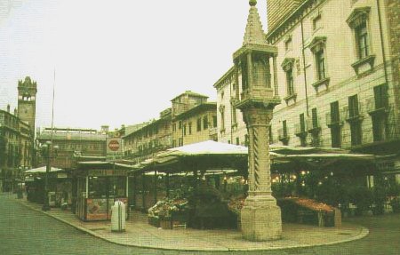 Piazza Erbe.jpg (32903 byte)